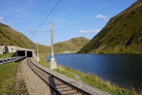 Die am Ufer des Oberalpsees entlang laufende Bahnstrecke.