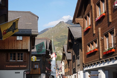 Typische Holzhäuser mit gemauertem Sockel im Ortskern von Andermatt.