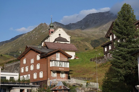 Die etwas oberhalb von Andermatt gelegene Maria-Hilf-Kapelle.