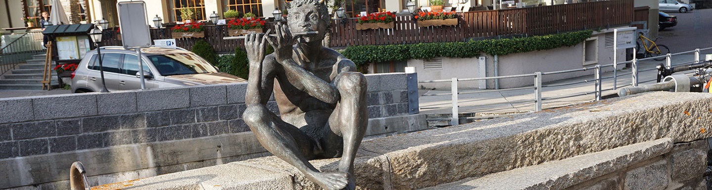 Die Statue des Flöte spielenden Hirtengottes Faun in Andermatt.