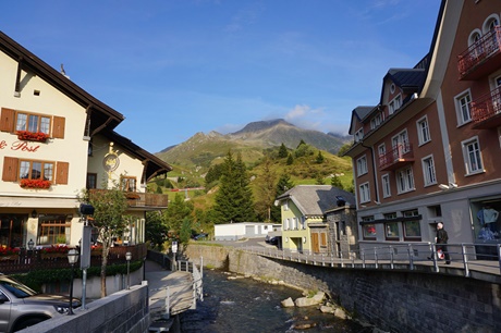 Herrliches Bergpanorama vom Andermatter Reussufer aus gesehen.