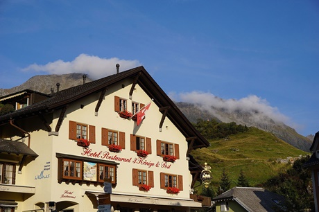 Das malerisch von Bergen überragte Hotel-Restaurant "3 Könige & Post" im Ortskern von Andermatt.