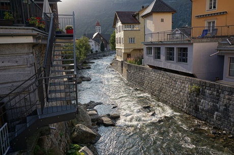 Dorfidyll am Ufer der Andermatt durchfließenden Reuss.