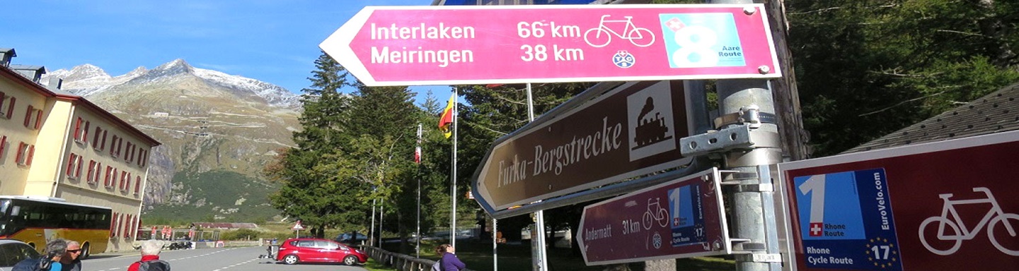 Wegweiser an einer Kreuzungsstelle von Rhone- und Aare-Route in Gletsch.