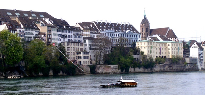 Die Uferpromenade in Basel vom gegenüberliegenden Rheinufer aus gesehen.