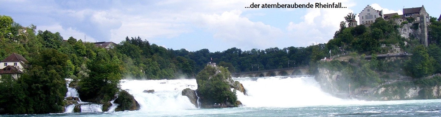 Die donnernden Wassermassen des Rheinfalls stürzen unterhalb von Schloss Laufen talwärts.