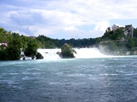 Schloss Laufen erhebt sich über dem Rheinfall von Schaffhausen.