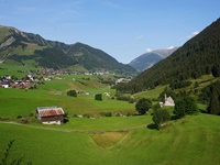 Wunderschöner Einblick in die Bergwelt der Surselva bei Sedrun.