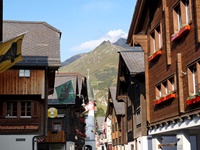 Typische Schweizer Holzhäuser in Andermatt.